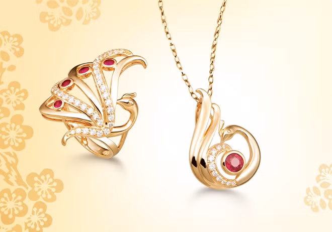  Trên hành trình tìm kiếm những điều mới mẻ, tốt đẹp trong năm mới, thành công là một nhân tố không thể thiếu. Sắc đá đỏ mạnh mẽ của BST “Phượng hoàng” thể hiện mong ước một năm công thành danh toại. 