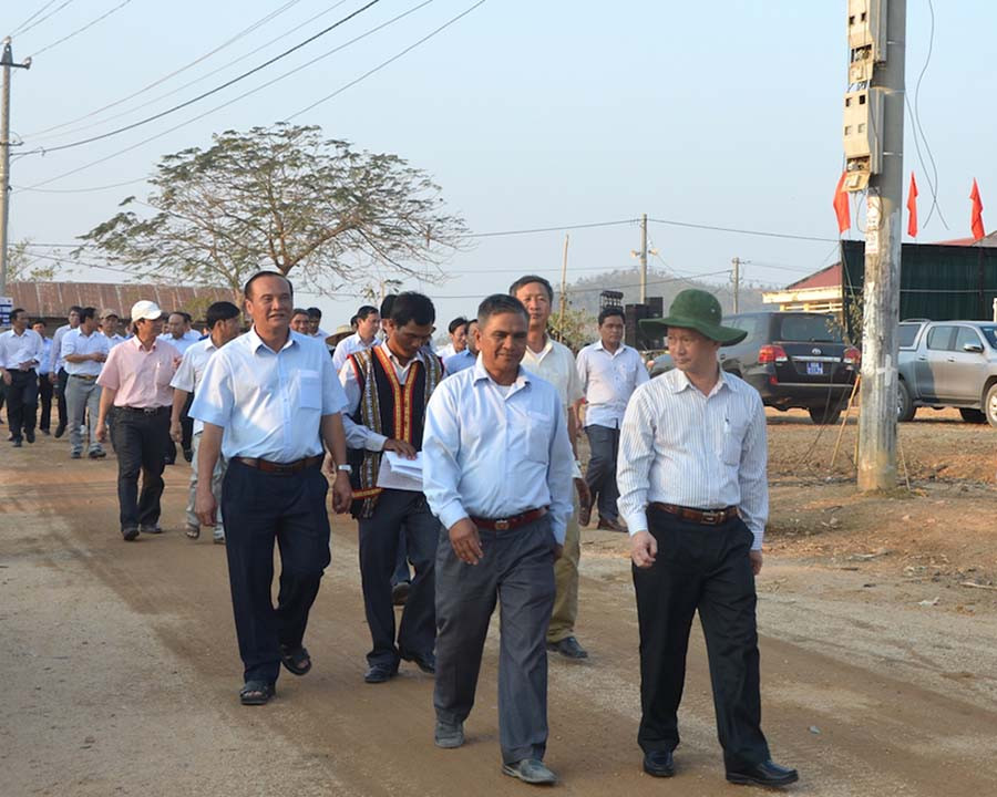 Bí thư Tỉnh ủy Dương Văn Trang và các đồng chí trong Thường trực Tỉnh ủy thăm làng căn cứ kháng chiến Plei Pông. Ảnh: Đ.P