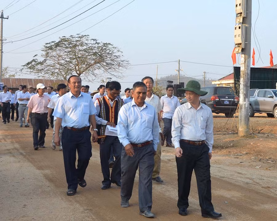 Bí thư Tỉnh ủy Dương Văn Trang và các đồng chí trong Thường trực Tỉnh ủy thăm làng căn cứ kháng chiến Plei Pông. Ảnh: Đ.P