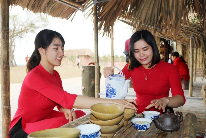Khu chợ quê với các gian hàng lợp bằng lá cọ, trưng bày nhiều mặt hàng: nước chè xanh, nước vối, hoa tươi, bút mực, giấy dó, niêu đất, chum vại gốm, rổ, rá, đăng đó... Du khách có thể nhập vai cả chủ quán lẫn khách hàng.