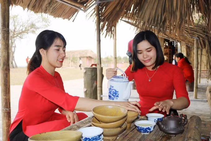 Khu chợ quê với các gian hàng lợp bằng lá cọ, trưng bày nhiều mặt hàng: nước chè xanh, nước vối, hoa tươi, bút mực, giấy dó, niêu đất, chum vại gốm, rổ, rá, đăng đó... Du khách có thể nhập vai cả chủ quán lẫn khách hàng.