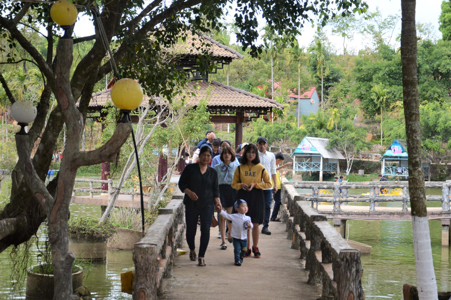 Người dân tấp nập đổ về Khu Du lịch Sinh thái Hoàng Vân trong dịp Tết Mậu Tuất 2018. Ảnh: P.V Người dân tấp nập đổ về Khu Du lịch Sinh thái Hoàng Vân trong dịp Tết Mậu Tuất 2018. Ảnh: P.V