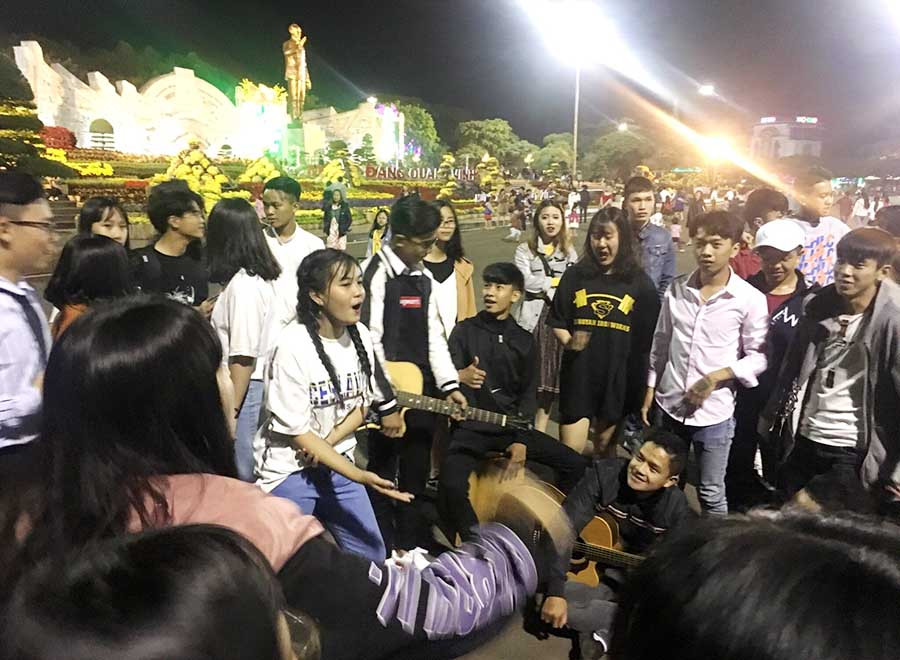 Các bạn trong nhóm Du ca Phố Núi đang say sưa hát bên cạnh Tượng đài Bác. Ảnh: Hải Lê