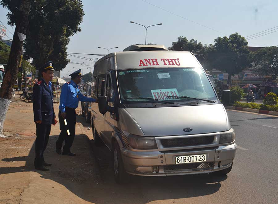 Lực lượng Thanh tra Giao thông dừng phương tiện để kiểm tra. Ảnh: Lê Lan Lực lượng thanh tra giao thông dừng phương tiện để kiểm tra. Ảnh: Lê Lan