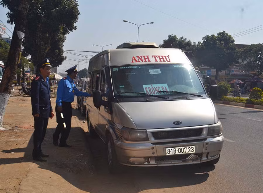Lực lượng thanh tra giao thông dừng phương tiện để kiểm tra. Ảnh: Lê Lan
