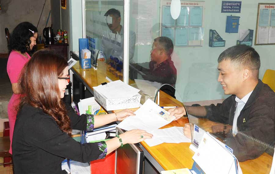 Công chức Sở Giao thông-Vận tải chấp hành đúng thời gian làm việc ngay sau Tết. Ảnh: T.N