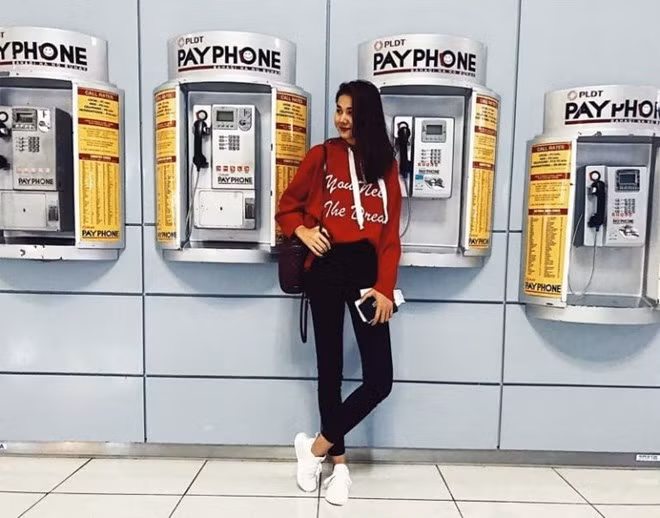 Thanh Hằng ''ăn gian'' tuổi một cách xuất sắc khi diện hoodie, mặc quần skinny và mang giày thể thao, toát lên vẻ trẻ trung tràn đầy năng lượng.