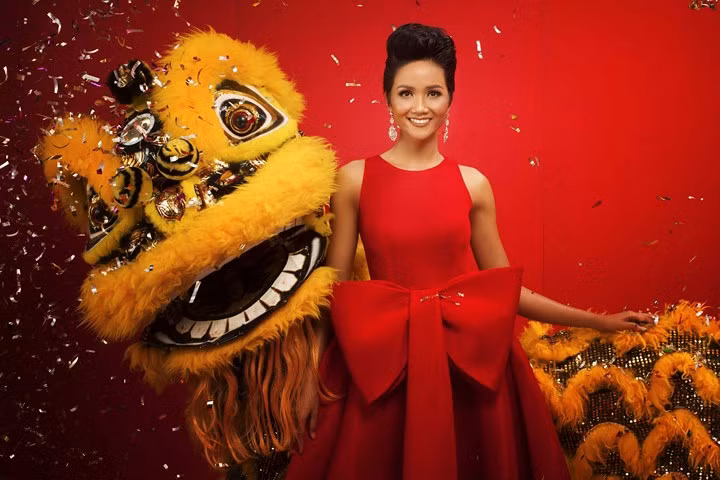 Hoa hậu H’hen Niê tươi tắn với sắc đỏ.