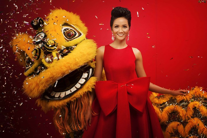 Hoa hậu H’hen Niê tươi tắn với sắc đỏ.