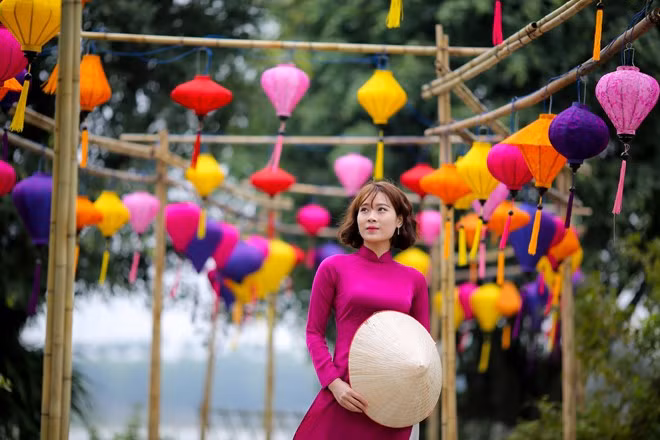 Các nghệ sĩ dân gian biểu diễn múa lân tại thị trấn Đài Nhi Trang, Tảo Trang, tỉnh Sơn Đông, Trung Quốc, ngày 10-2.