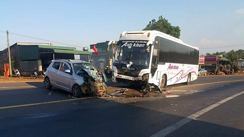 Xe ô tô 4 chỗ hư hỏng gần phần đầu tại hiện trường vụ tai nạn. Xe ô tô 4 chỗ hư hỏng gần phần đầu tại hiện trường vụ tai nạn.