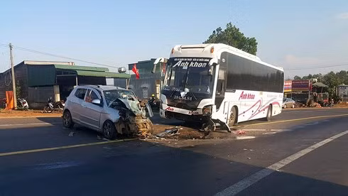 Xe ô tô 4 chỗ hư hỏng gần phần đầu tại hiện trường vụ tai nạn.