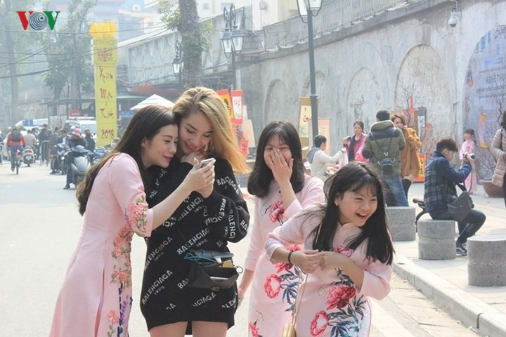  Đoạn phố bích họa Phùng Hưng được nhiều bạn trẻ chọn là điểm vui chơi và chụp ảnh.