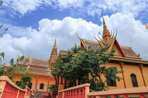 Chùa Tà Pạ uy nghiêm trên đỉnh đồi lộng gió.