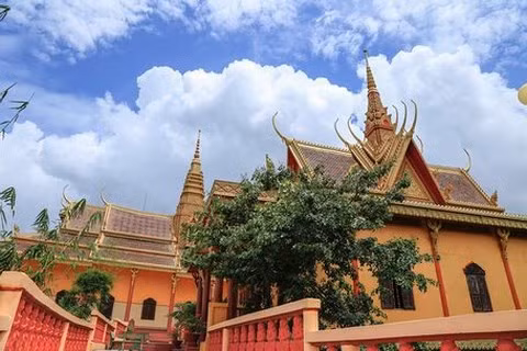 Chùa Tà Pạ uy nghiêm trên đỉnh đồi lộng gió.