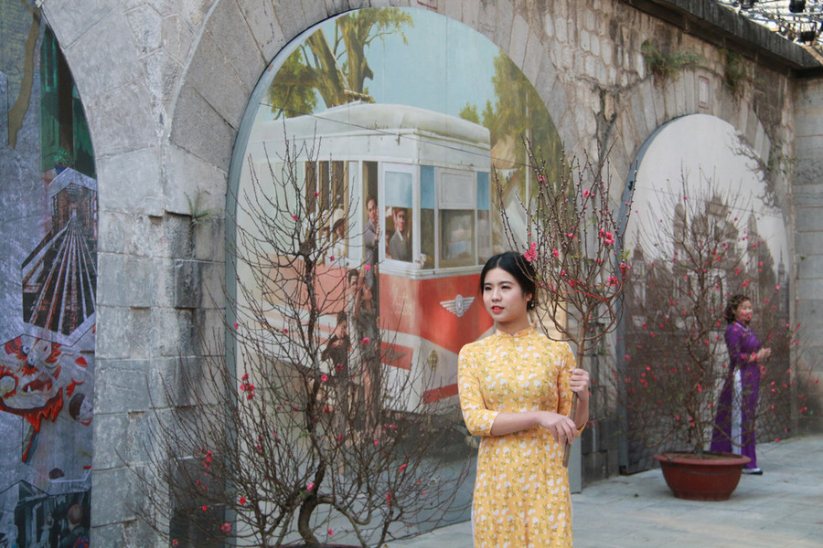  Nhiều bạn trẻ tranh thủ đến chụp ảnh tại phố bích họa