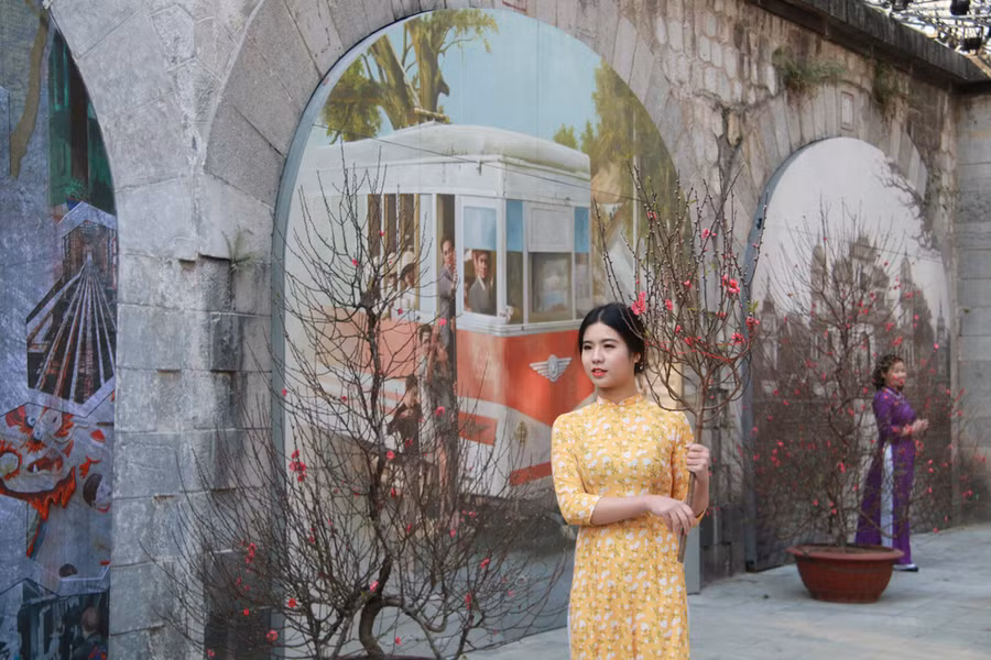  Nhiều bạn trẻ tranh thủ đến chụp ảnh tại phố bích họa