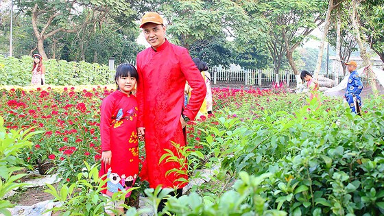 Các bạn trẻ với trang phục áo dài truyền thống chụp hình mừng Xuân Mậu Tuất 2018