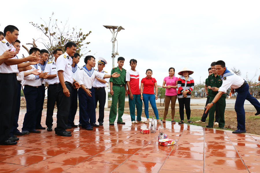 Trò chơi ném vòng cổ chai thu hút đông đảo chiến sĩ hải quân và người dân tham gia. Ảnh: M.N 