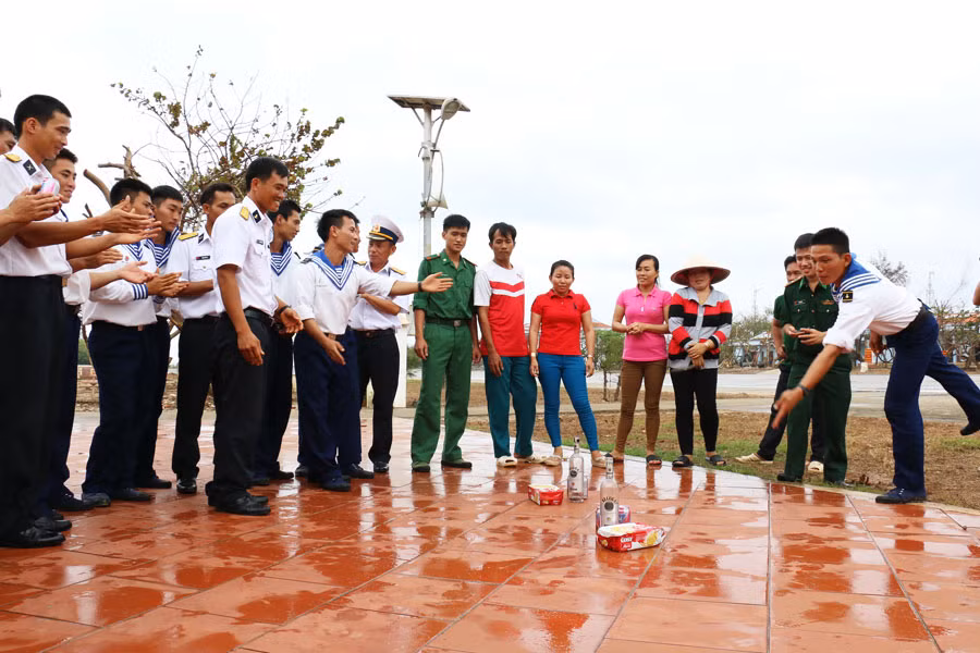 Trò chơi ném vòng cổ chai thu hút đông đảo chiến sĩ hải quân và người dân tham gia. Ảnh: M.N 