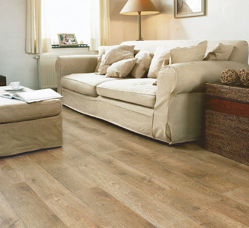 Màu sàn gỗ nên đậm hơn màu sơn tường để căn hộ trông rộng, thoáng hơn.