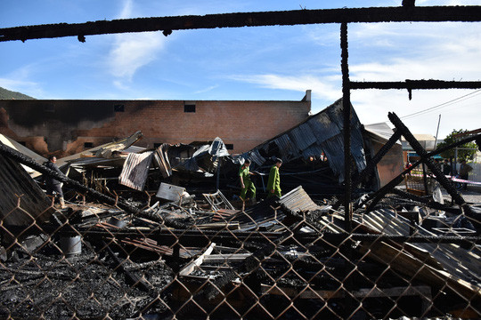 Do có nhiều vật dụng bắt lửa nên xưởng gỗ bị thiêu rụi hoàn toàn. Do có nhiều vật dụng bắt lửa nên xưởng gỗ bị thiêu rụi hoàn toàn.