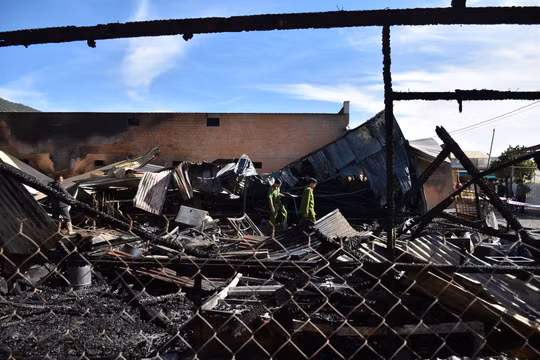 Do có nhiều vật dụng bắt lửa nên xưởng gỗ bị thiêu rụi hoàn toàn.