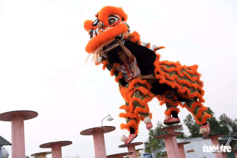 Để đứng được trên Mai hoa Thung các cô gái phải tập luyện hàng trăm lần 