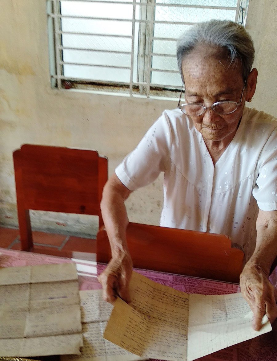 Cụ Nía bên những lá thư từ chiến trường của ông Chóng gửi về. Cụ Nía bên những lá thư từ chiến trường của ông Chóng gửi về.