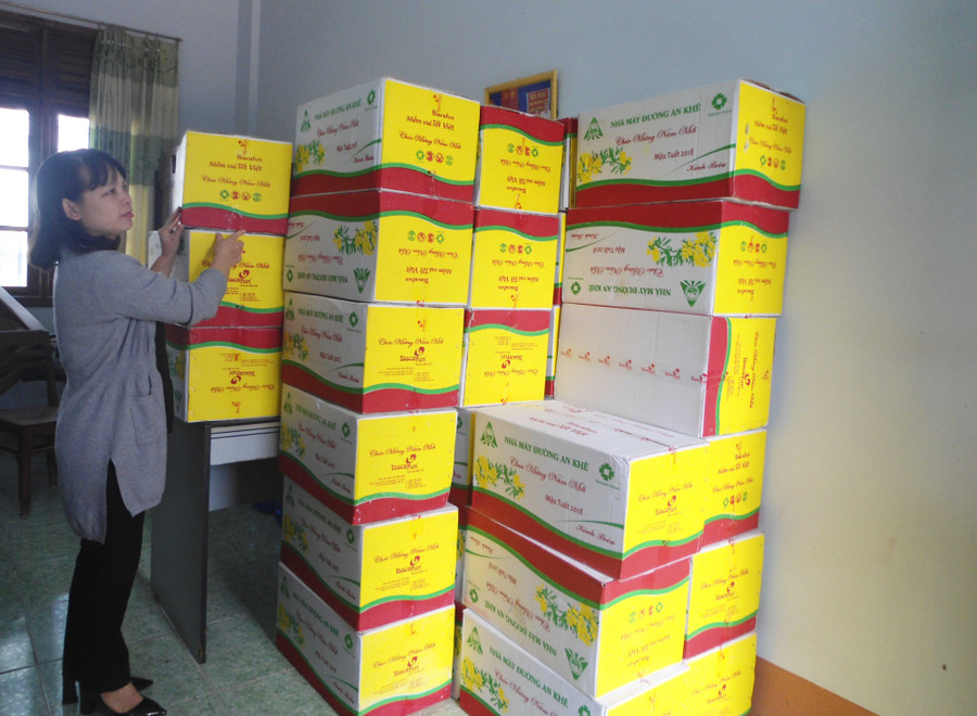 Đại diện Ủy ban MTTQ Việt Nam thị xã An Khê tiếp nhận quà của các Mạnh Thường Quân tặng hộ nghèo trên địa bàn thị xã. Ảnh: N.M