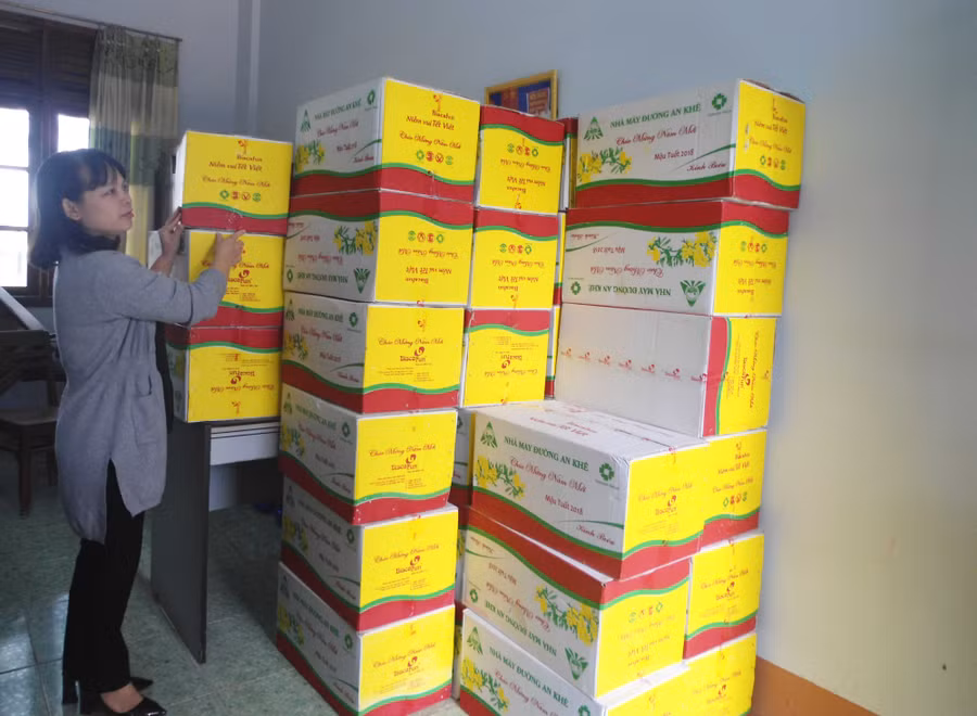 Đại diện Ủy ban MTTQ Việt Nam thị xã An Khê tiếp nhận quà của các Mạnh Thường Quân tặng hộ nghèo trên địa bàn thị xã. Ảnh: N.M