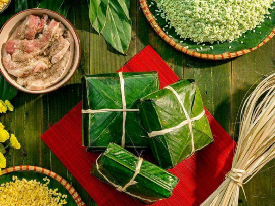 "Thịt mỡ, dưa hành, câu đối đỏ/Cây nêu, tràng pháo, bánh chưng xanh". "Thịt mỡ, dưa hành, câu đối đỏ/Cây nêu, tràng pháo, bánh chưng xanh".