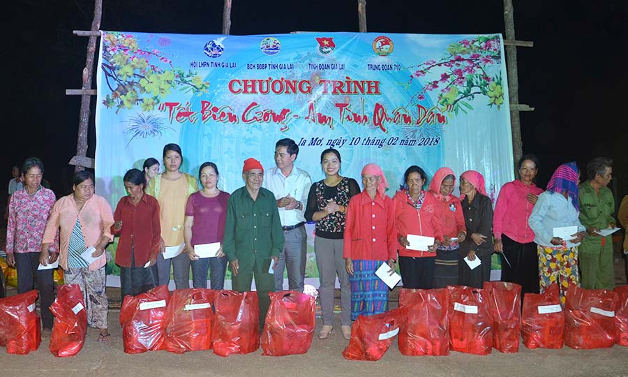 Chương trình đã tặng 150 suất quà cho bà con nhân dân trên địa bàn xã Ia Mơr. Ảnh: P.L