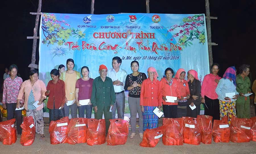 Chương trình đã tặng 150 suất quà cho bà con nhân dân trên địa bàn xã Ia Mơr. Ảnh: P.L