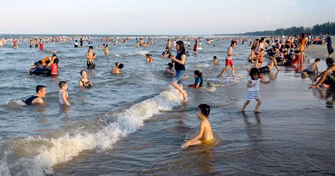 Bãi biển Mỹ Khê (TP Quảng Ngãi) đông nghẹt những ngày đầu năm.