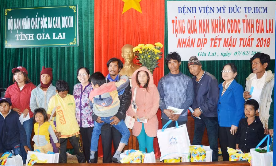  Trao quà cho nạn nhân chất độc da cam. Ảnh: Đ.Y