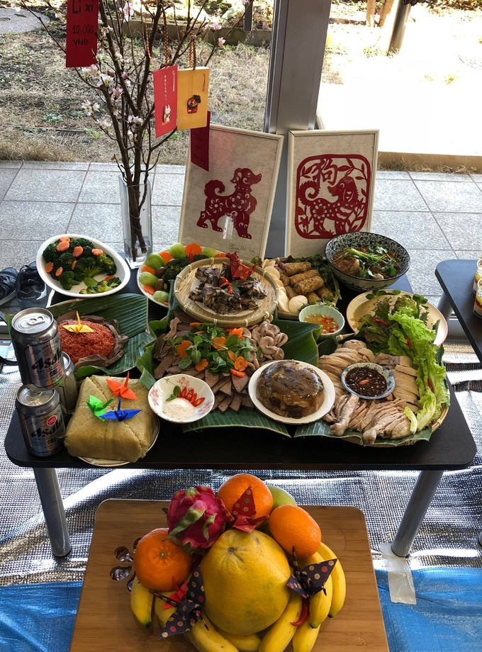 Mâm cỗ của đội miền Bắc khiến nhiều người xuýt xoa với món lòng lợn, vịt luộc, gà luộc, xôi đỗ xanh, xôi gấc, miến, thịt đông, giò tai và mâm ngũ quả. 