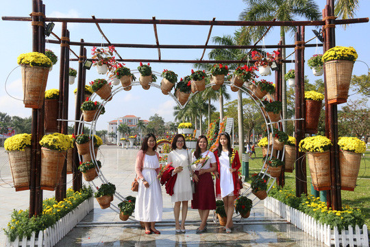 Ngoài ra, UBND TP Tam Kỳ còn tổ chức Hội xuân Mậu Tuất 2018 với nhiều hoạt động như trưng bày tranh, ảnh nghệ thuật, ảnh về thành tựu kinh tế - xã hội TP Tam Kỳ; Liên hoan tiếng hát thiếu nhi TP Tam Kỳ; Thi đấu cờ tướng, cờ thế. Đặc biệt, vào tối mùng 5 và mùng 6 tết, Hội xuân Mậu Tuất 2018 sẽ diễn ra thi đấu giải Võ cổ truyền dân tộc...