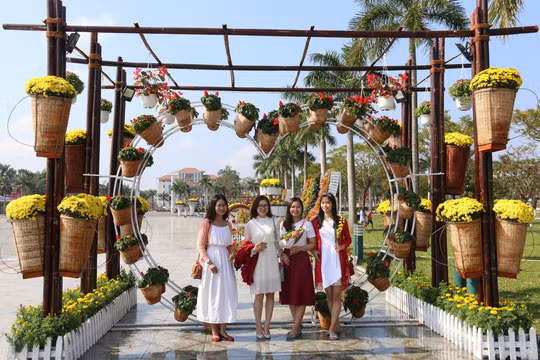 Ngoài ra, UBND TP Tam Kỳ còn tổ chức Hội xuân Mậu Tuất 2018 với nhiều hoạt động như trưng bày tranh, ảnh nghệ thuật, ảnh về thành tựu kinh tế - xã hội TP Tam Kỳ; Liên hoan tiếng hát thiếu nhi TP Tam Kỳ; Thi đấu cờ tướng, cờ thế. Đặc biệt, vào tối mùng 5 và mùng 6 tết, Hội xuân Mậu Tuất 2018 sẽ diễn ra thi đấu giải Võ cổ truyền dân tộc...