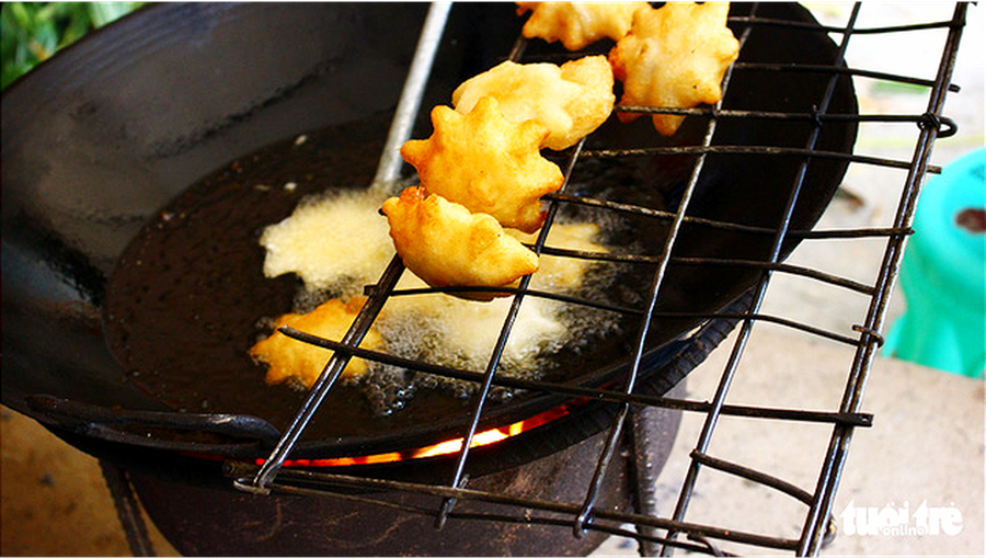 Trời lạnh, ăn bánh nóng bên bếp lửa cùng người dân Hà Giang 