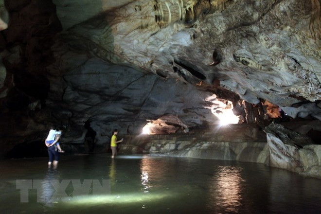  Du khách khám phá vẻ đẹp động Nàng Tiên.