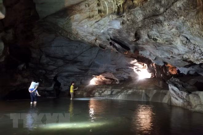  Du khách khám phá vẻ đẹp động Nàng Tiên.