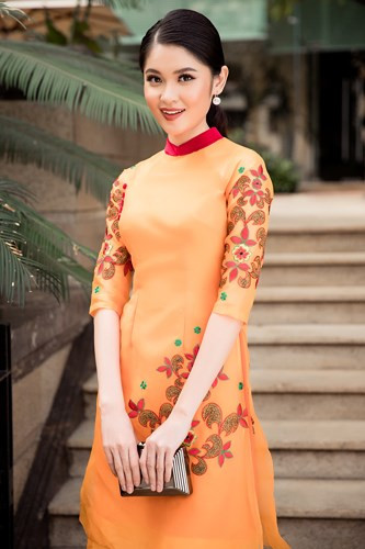  Những họa tiết hoa lá mang đậm không khí xuân được thêu dệt tinh tế giúp người đẹp nổi bật khi đi dạo phố, thăm gia đình...