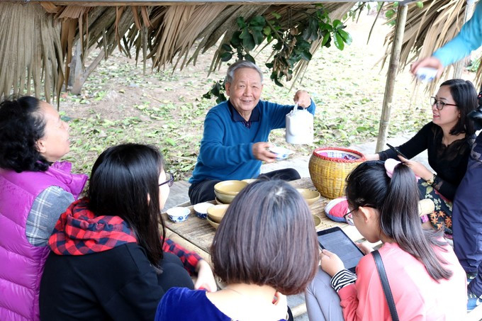  Với cụ ông Cao Thu Tiến (Hải Phòng), hình ảnh phiên chợ quê xưa có lẽ không xa lạ, nhưng sau nhiều năm sinh sống tại thành phố, ông như trẻ lại trong vai người bán nước chè và thực khách chính là con cháu quây quần bên chõng tre.