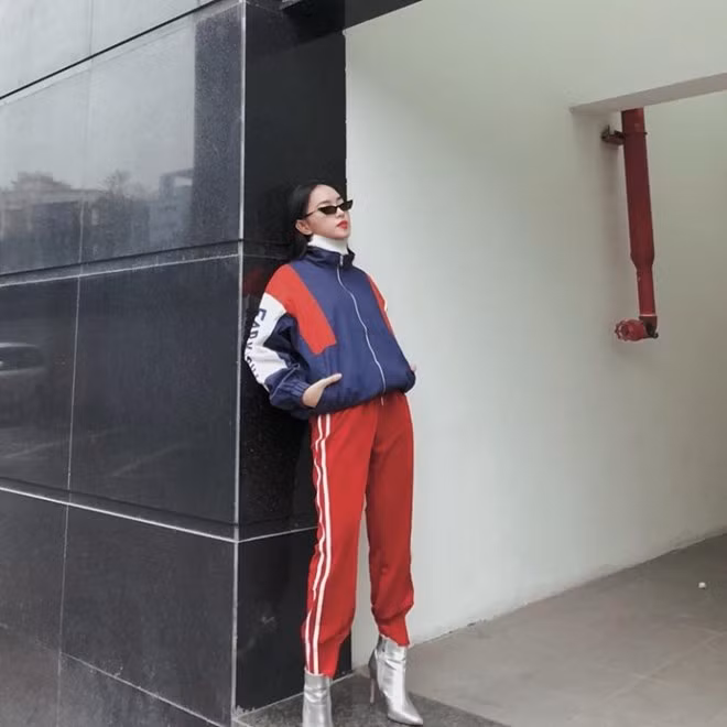 Mix đồ thể thao với boots cao gót, Châu Bùi đã thổi làn gió mới cho sàn diễn đường phố thêm phần hấp dẫn. Hot girl đình đám còn khéo léo chọn quần đỏ và áo khoác pha xanh như cách đón mừng năm mới.