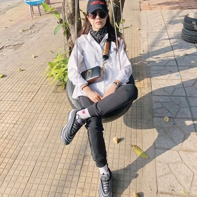 Diệp Lâm Anh cũng là một trong những mỹ nhân cập nhật xu hướng túi máy ảnh sớm nhất làng mốt Việt. Người đẹp kết hợp chiếc túi Snapshot của Marc Jacobs với sơmi và quần jogger, phép cộng đơn giản song vẫn toát lên nét mạnh mẽ, bụi bặm.