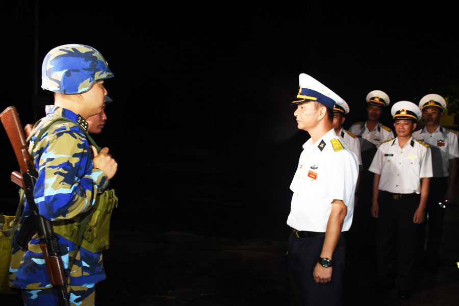 Kiểm tra công tác trực gác đêm của các chiến sĩ Hải quân