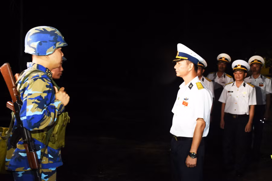 Kiểm tra công tác trực gác đêm của các chiến sĩ Hải quân
