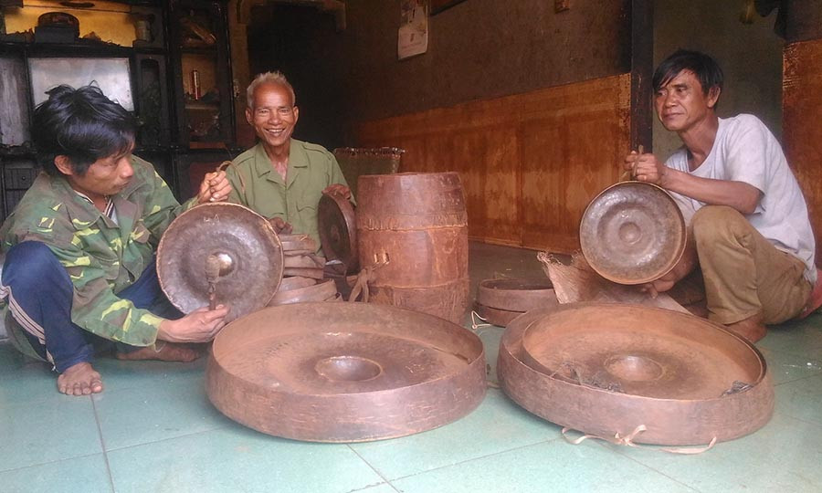 Ông Kpuih Thun (giữa) người cả cuộc đời gắn bó với công tác bảo tồn và truyền dạy cồng chiêng được dân làng yêu quý. Ảnh: Huy Hoàng Ông Kpuih Thun (giữa) người cả cuộc đời gắn bó với công tác bảo tồn và truyền dạy cồng chiêng được dân làng yêu quý. Ảnh: Huy Hoàng