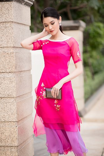 Tận dụng lợi thế gương mặt đẹp, nụ cười tươi, Thùy Dung kết hợp lối trang điểm nhẹ nhàng để tôn lên vẻ đẹp mảnh mai, duyên dáng.